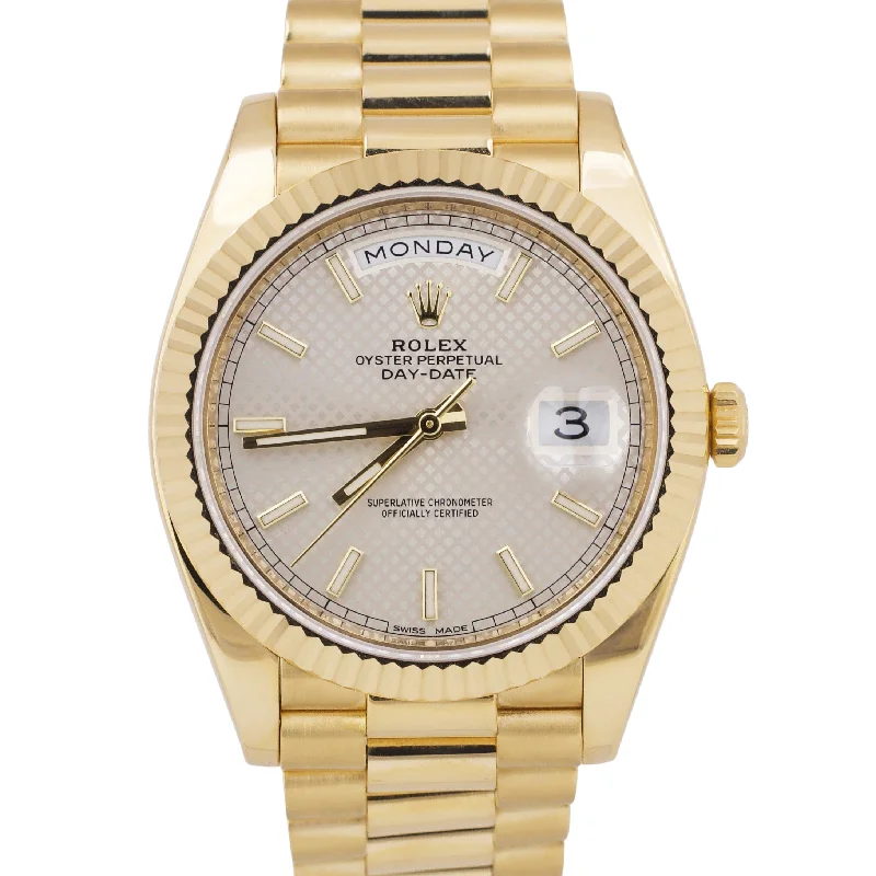 Watches with Temperature SensorMINT 2023 Rolex Day-Date President 40mm SILVER MOTIF 18K Yellow Gold 228238 BOX