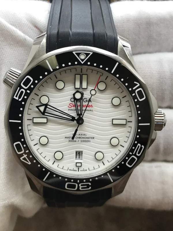 Military Style Watches with Luminescent HandsOmega Seamaster Diver 300M 210.32.42.20.04.001 White Dial Automatic Men's Watch